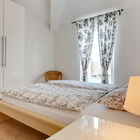 Comfortable With Private Swimming Pool Villa Nedescina