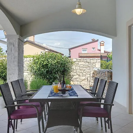 Comfortable With Private Swimming Pool *