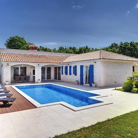 Comfortable With Private Swimming Pool Nedescina