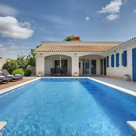 Comfortable With Private Swimming Pool * Nedescina